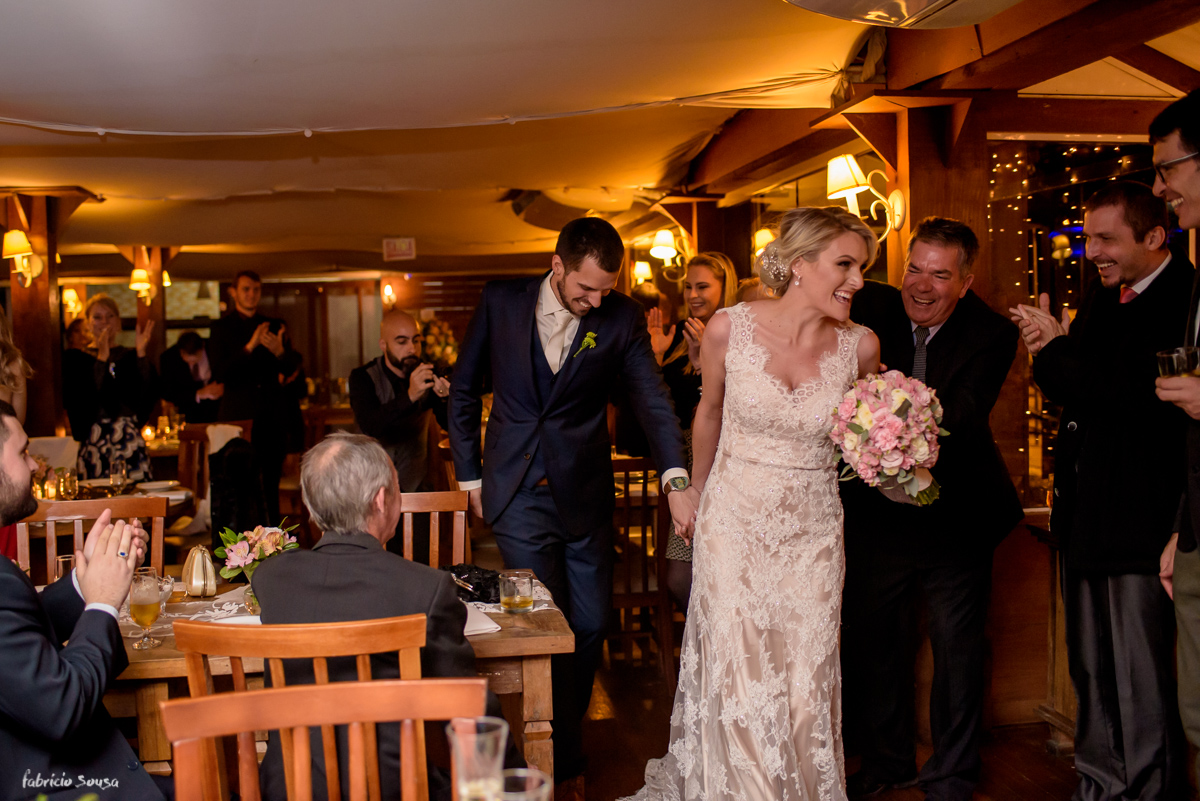 a entrada do casal na festa do restaurante Bate Ponto