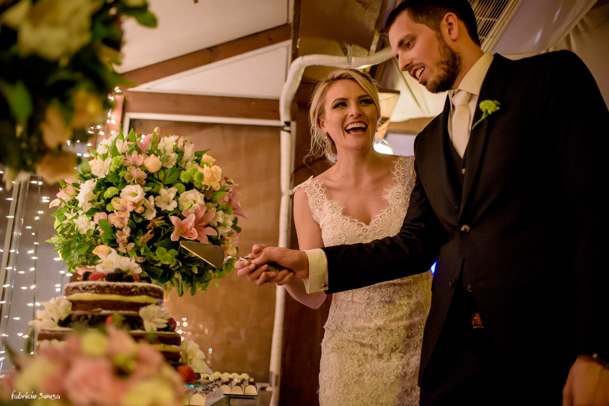 o corto do bolo Guinle em mini wedding no restaurante Bate Ponto