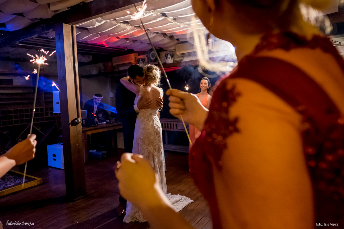 a primeira dança valsa do casal com sparkles