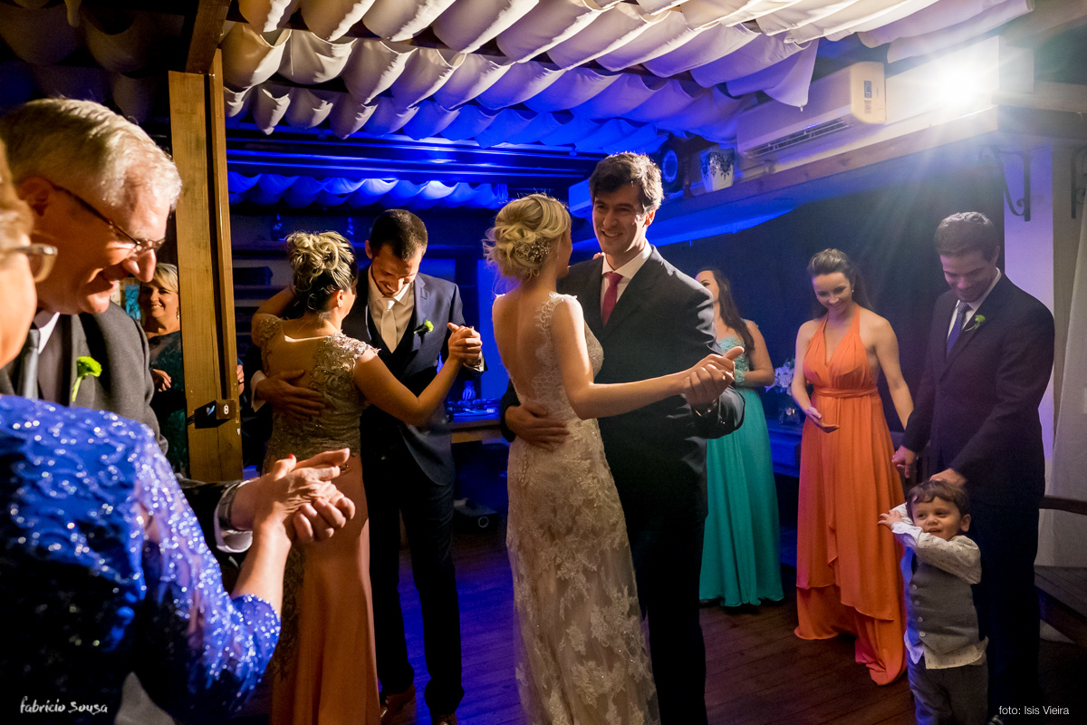 primeira dança - noivos dançam com padrinhos, família e amigos