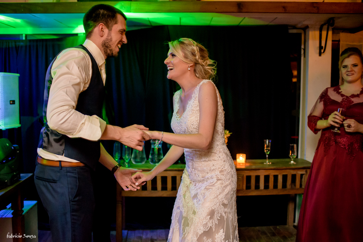 noivos dançando juntos em seu casamento em Florianópolis