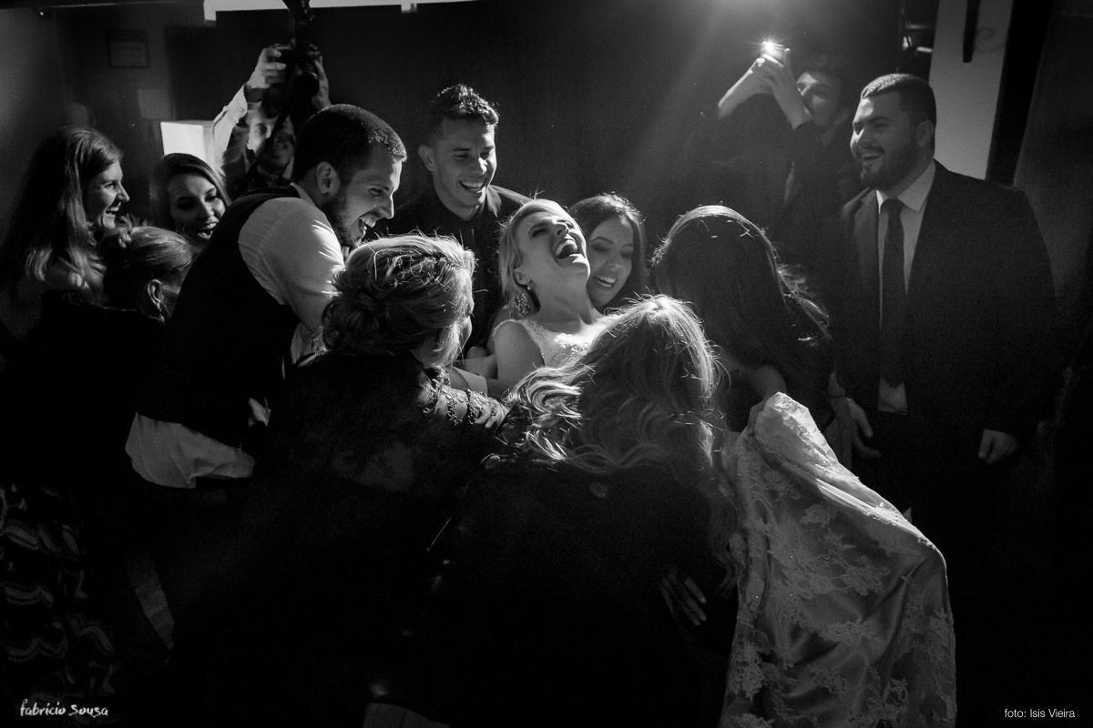 noiva sendo carregada durante festa de casamento no restaurante Bate Ponto