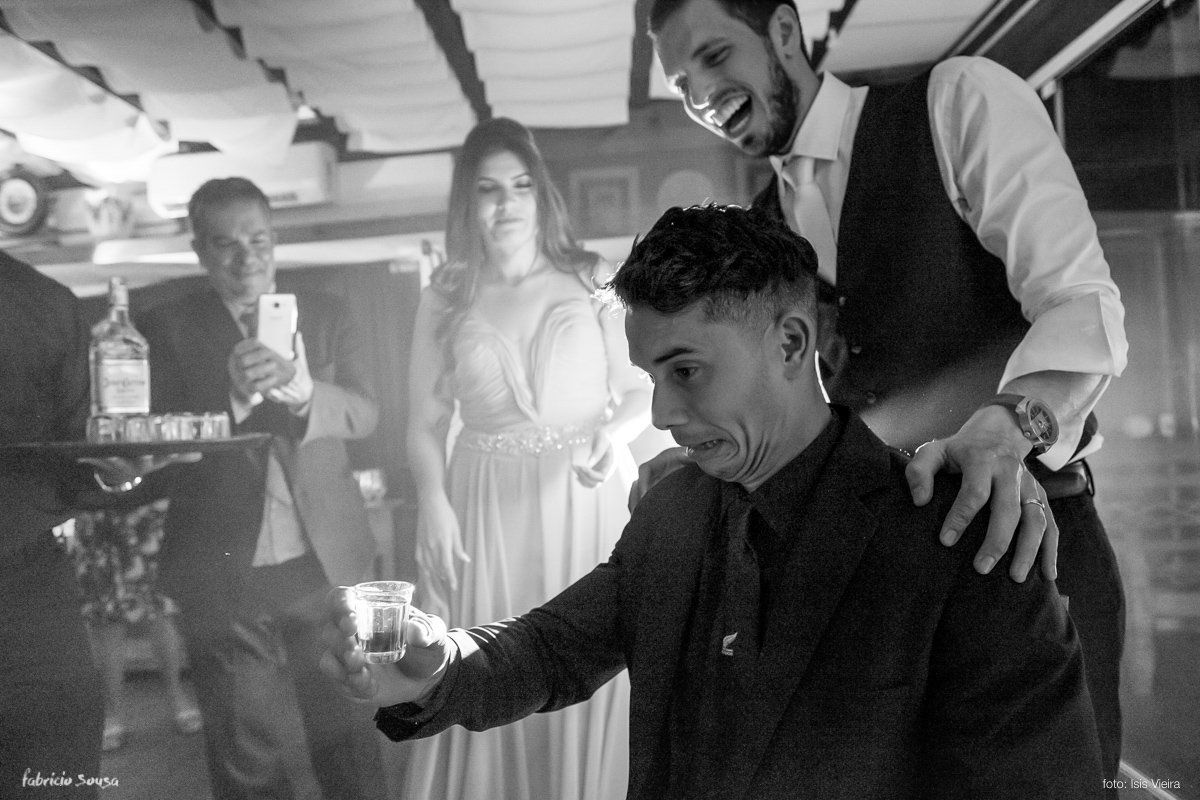 noivo no shot de tequila na festa de casamento em Floripa no restaurante Bate Ponto