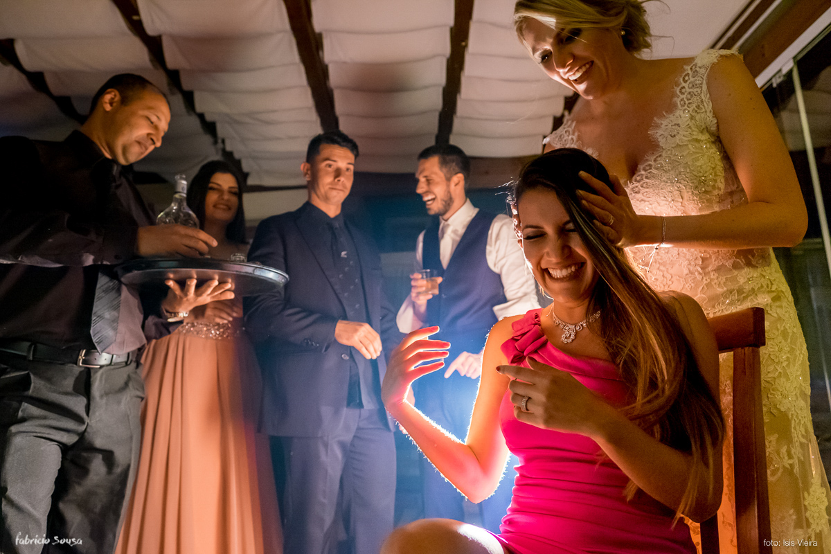 noiva fazendo shot de tequila na festa de casamento em Floripa no restaurante Bate Ponto