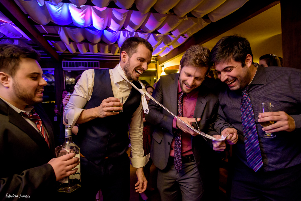 o corte da gravata do noivo na festa de casamento no mini wedding do restaurante Bate Ponto Santo Antonio de Lisboa Floripa