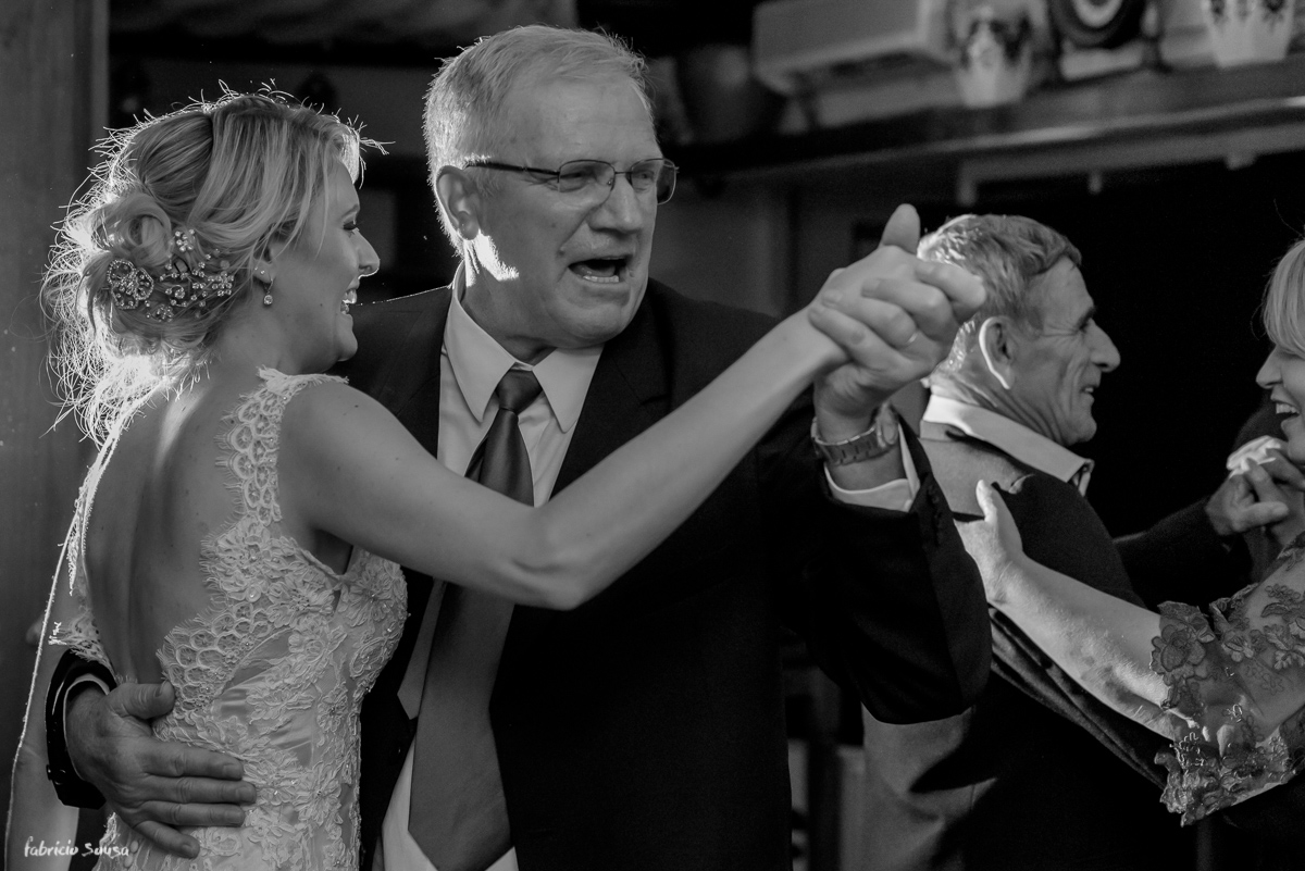 noiva dançando com seu pai vanerão