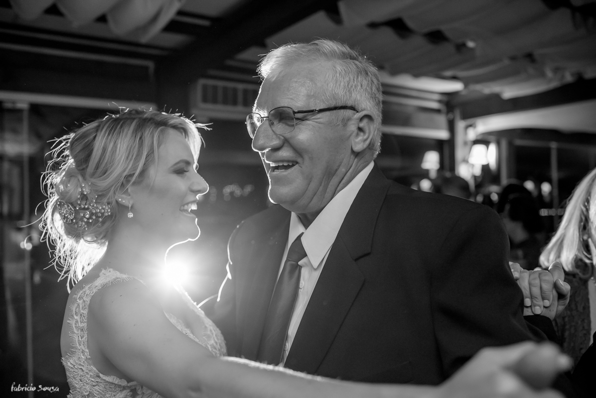noiva dançando com seu pai na festa de casamento no restaurante Bate Ponto