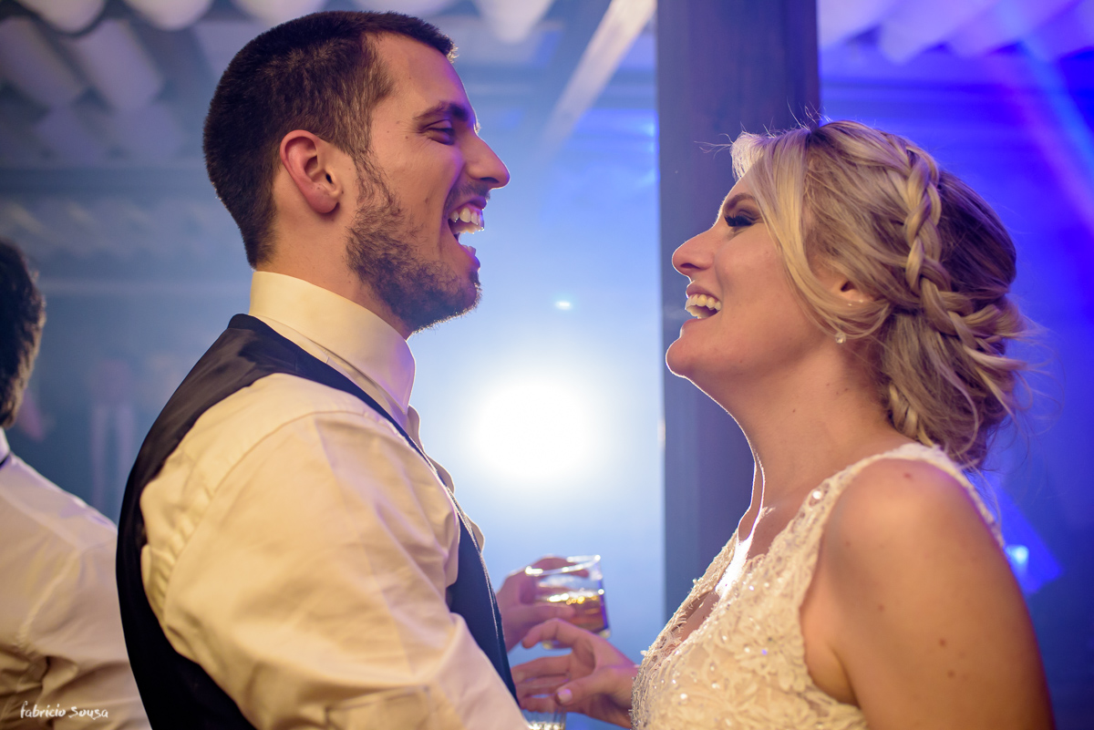 noivos felizes sorrindo e dançando na festa de casamento em Santo Antonio de Lisboa Florianopolis