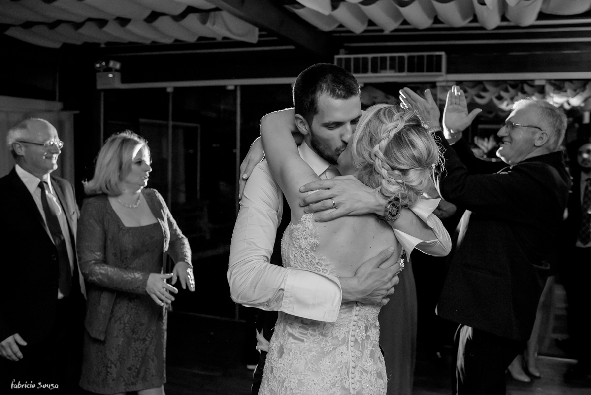 beijo apaixonado no final da festa de casamento em Floripa, restaurante Bate Ponto Santo Antonio de Lisboa