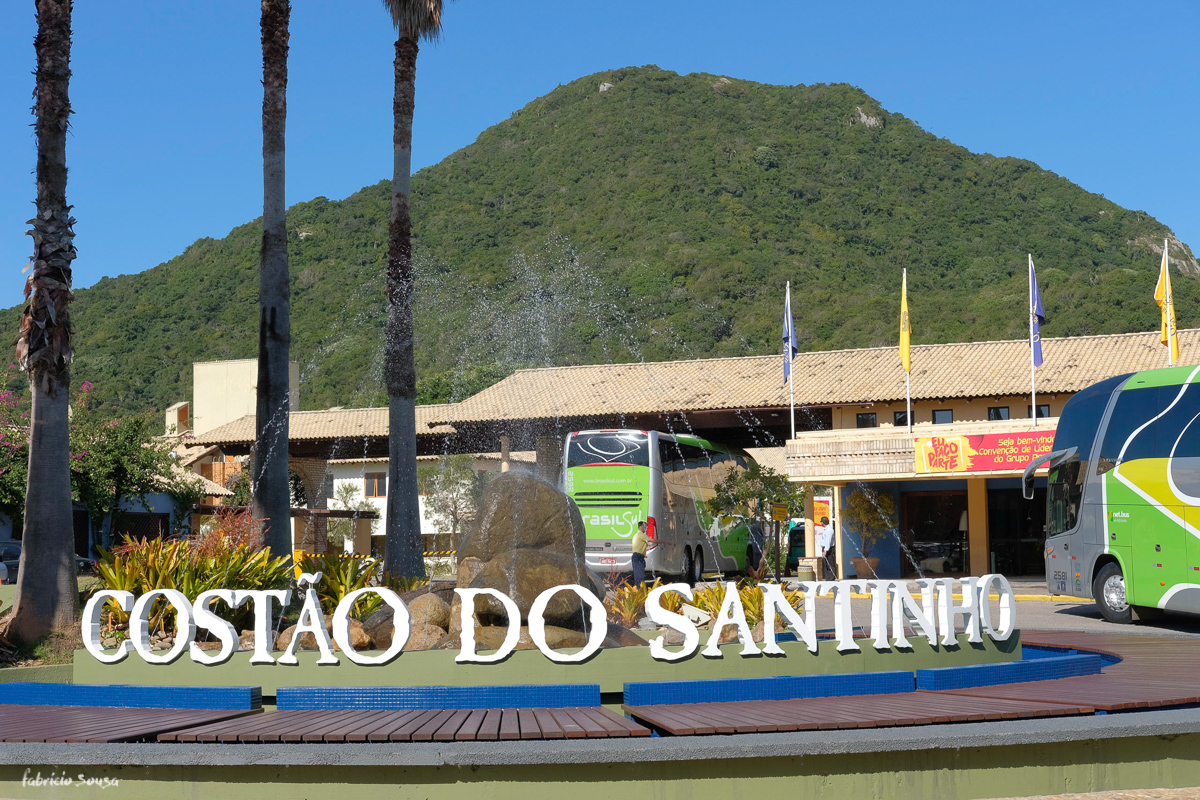 onibus de turismo chegando ao resort costao do santinho em Floripa