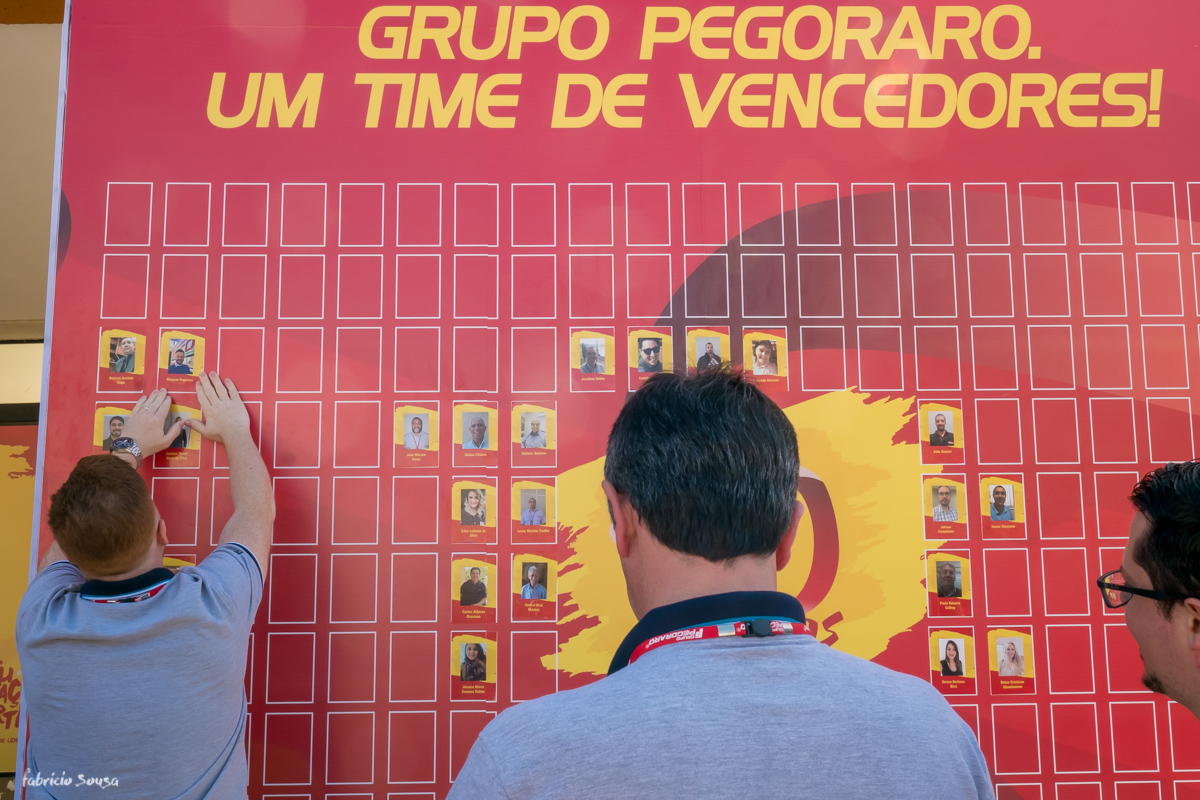 funcionários colando adesivos no mural da empresa