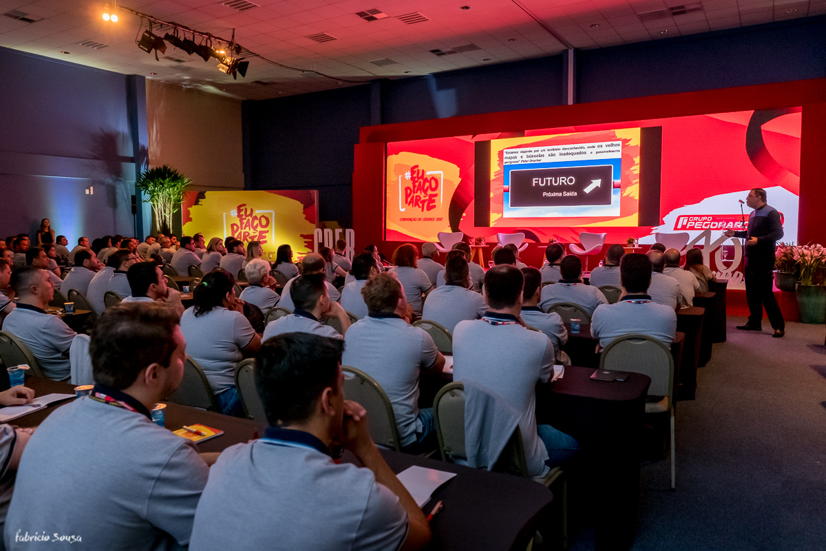 palestra Eduardo Marostica na convenção de Líderes do Grupo Pegoraro - 40 anos da empresa no resort Costão do Santinho