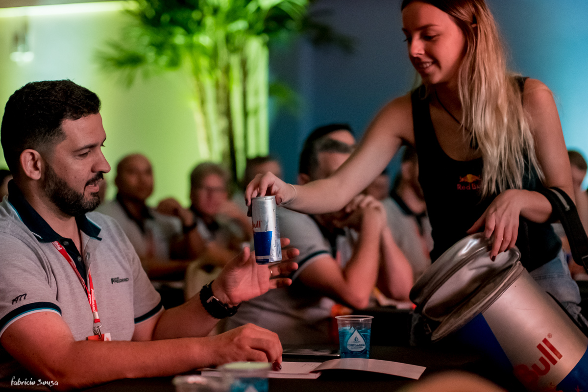 parceiro RedBull entregando energéticos para os funcionários do grupo Deycon e Pegorar