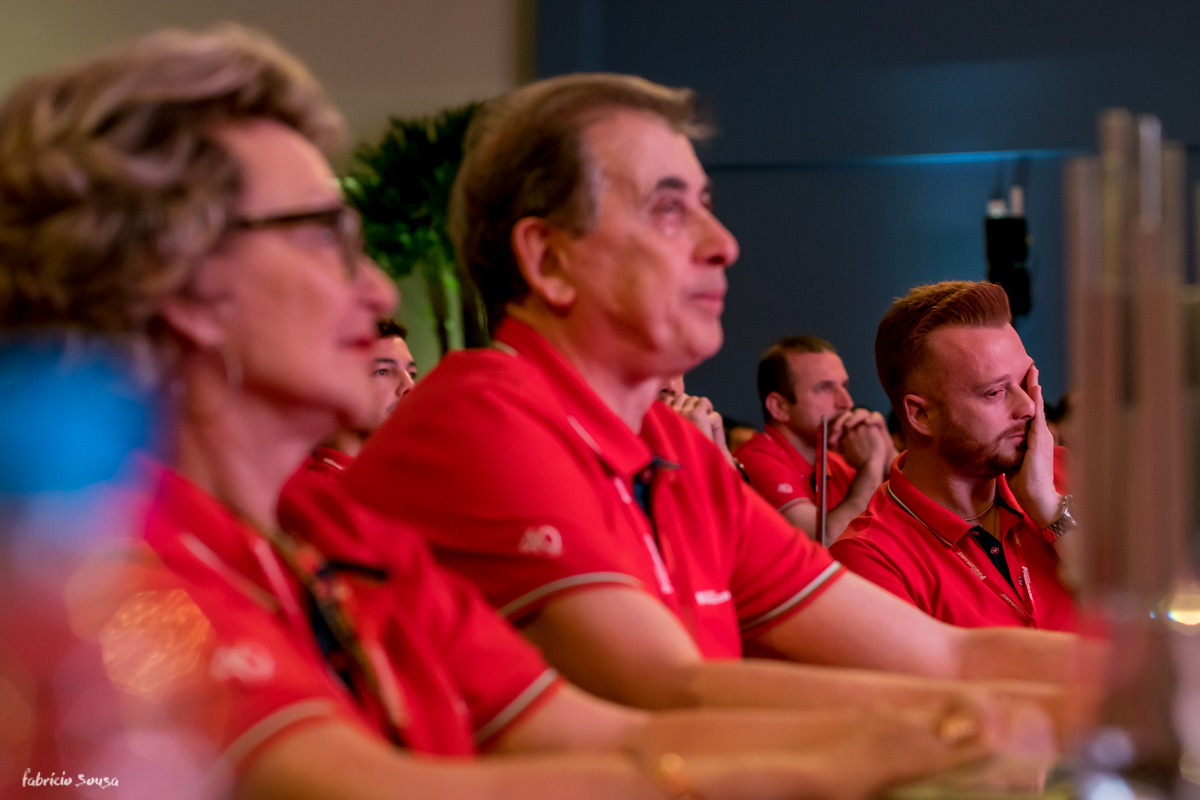 fundadores da empresa emocionados com homenagens recebidas durante aniversário de 40 anos da empresa grupo Pegoraro e Deycon