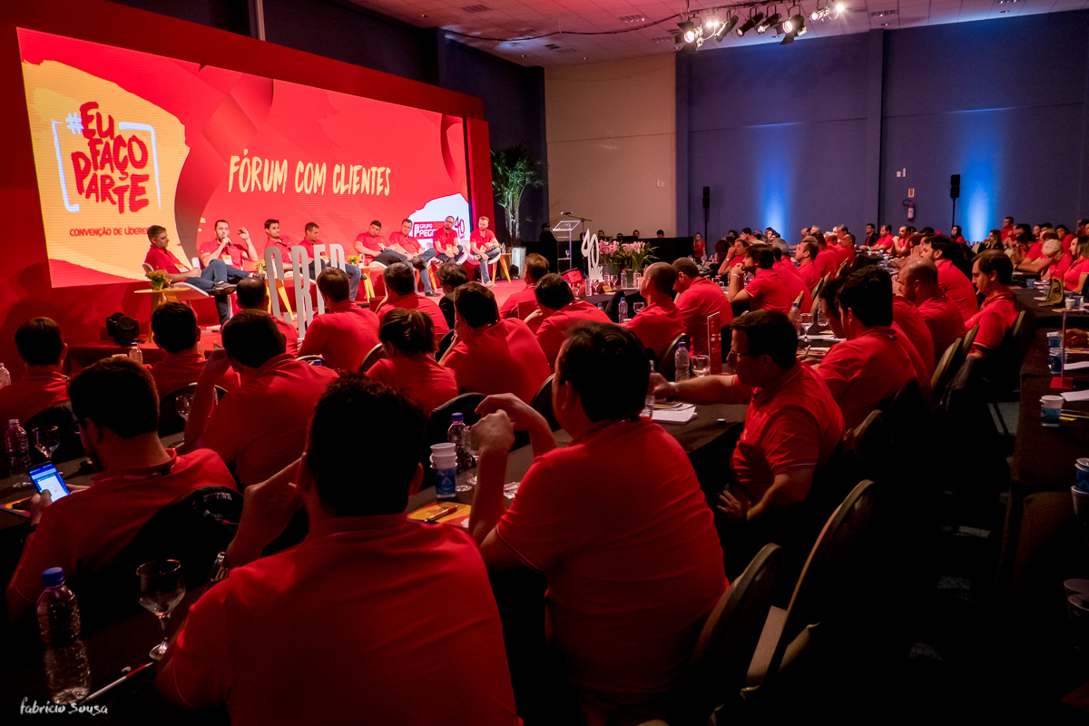 fórum de funcionários e clientes nos 40 anos do grupo Pegoraro