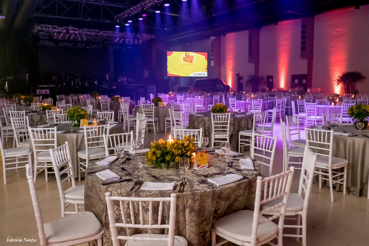 mesas decoradas para a festa de encerramento das comemorações dos 40 anos