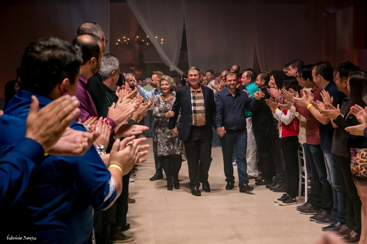 entrada dos fundadores homenageados na festa da empresa Deycon Pegoraro