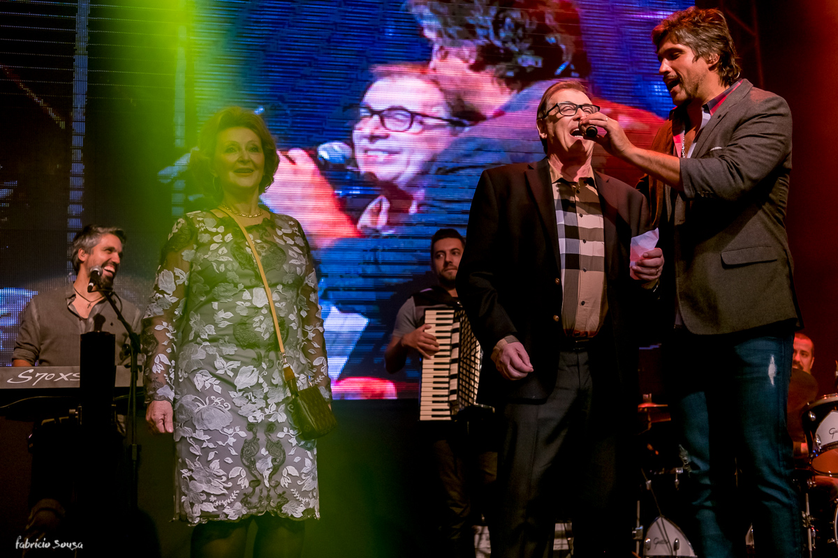 Dom Fiorelo canta no show sertanejo Victor e Leo no palco do Costao do Santinho - 40 anos Pegoraro