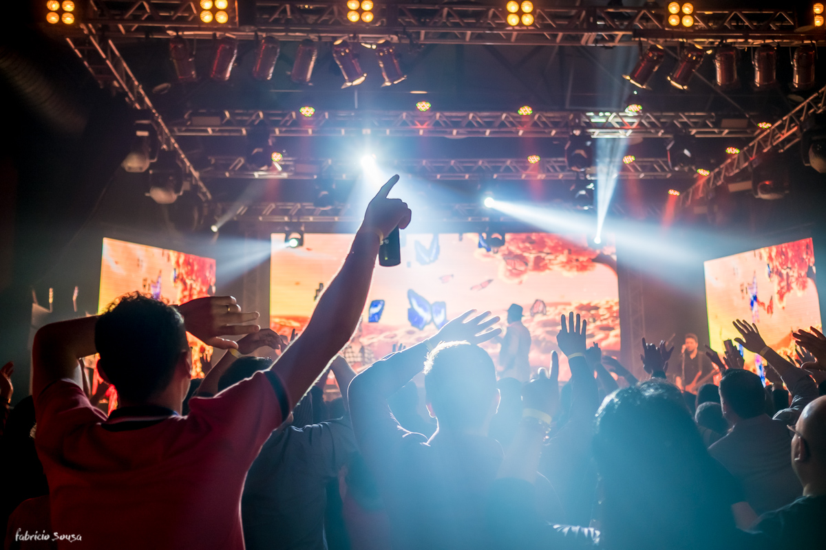 agito da galera no show sertanejo Victor e Leo no palco do Costao do Santinho - 40 anos Pegoraro
