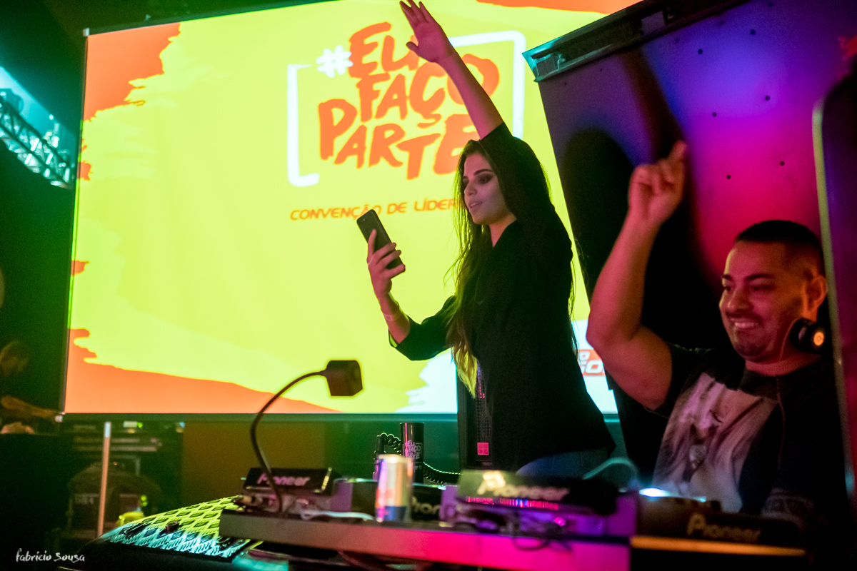 Geórgia Pegoraro curtindo com DJ na festa de 40 anos da empresa Deycon Pegoraro