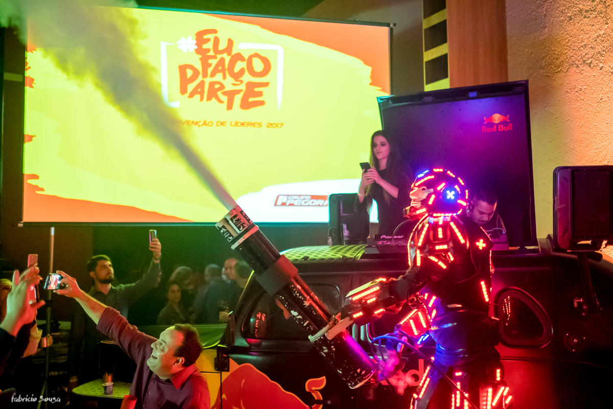 Geórgia Pegoraro curtindo com DJ na festa de 40 anos da empresa Deycon Pegoraro - robô da red bull