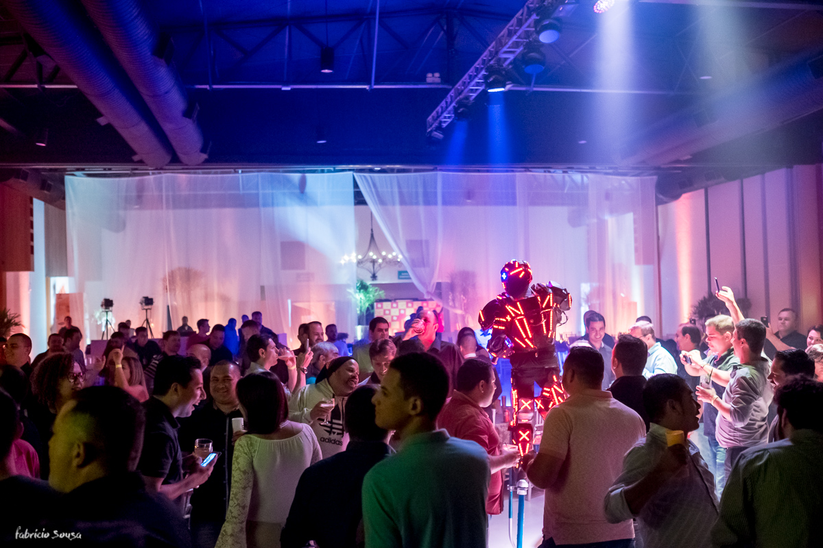 festa com DJ - comemoração de 40 anos da empresa Deycon Pegoraro - robô da red bull no meio da galera