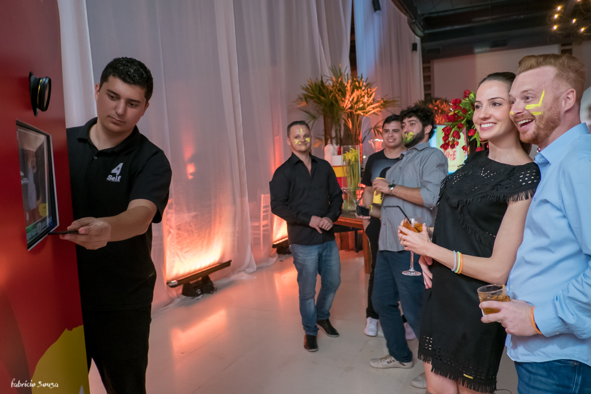 retrato impresso na hora dos participantes - diretor Maycon Pegoraro e sua esposa