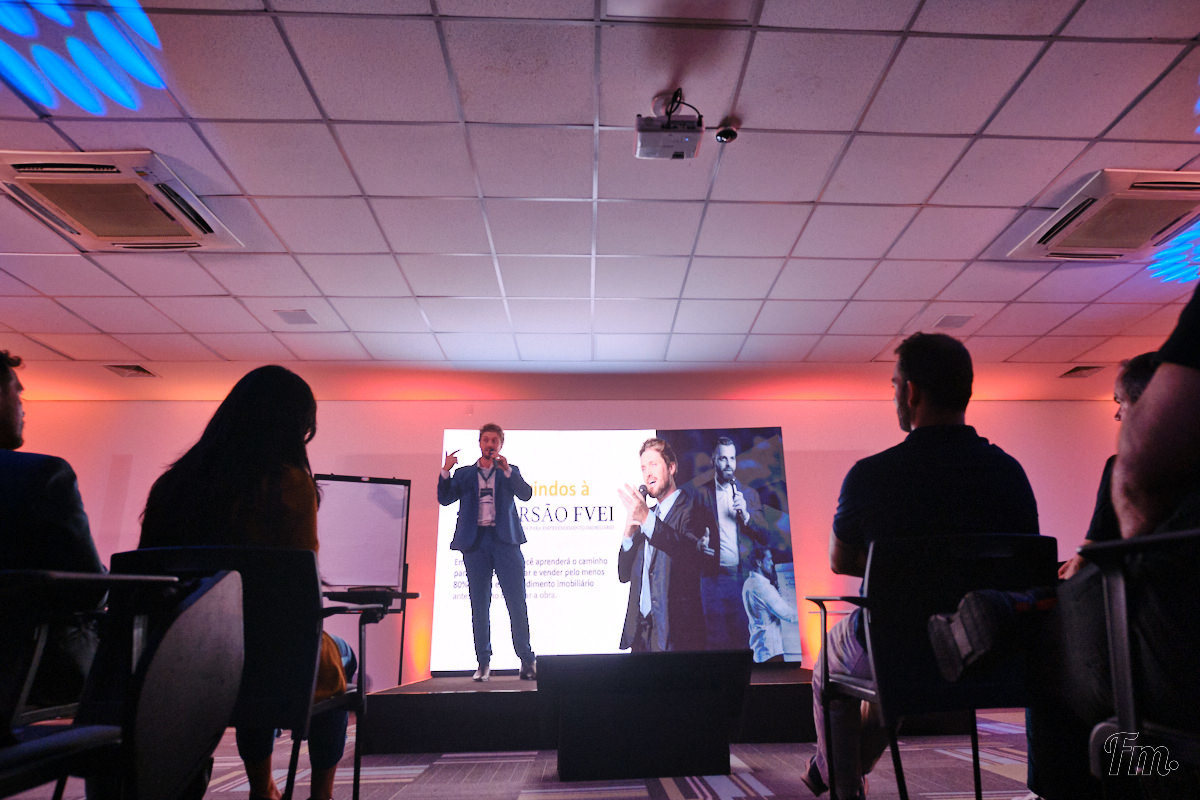 palestrante Franklin Lisiak no palco do evento Imersão Formula de Venda de Empreendimentos Imobiliários