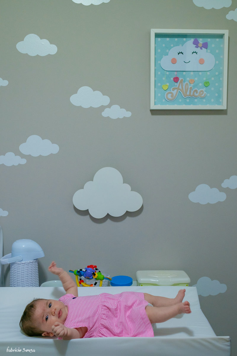 a linda Alice no trocador de fraldas - ensaio lifestyle