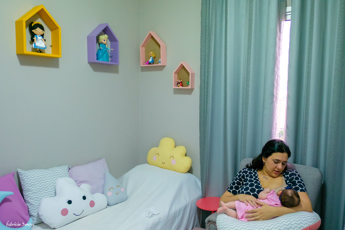 mamãe Mariana amamentando o bebê Alice em casa
