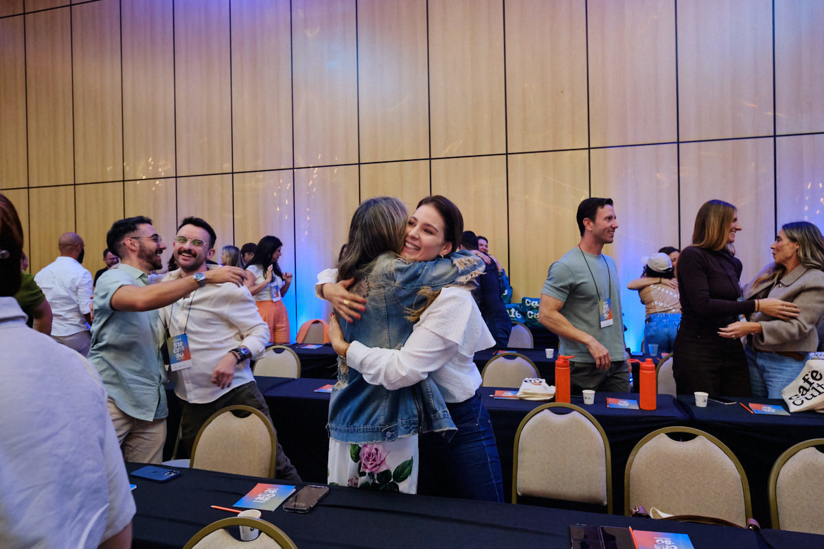 platéia se abraça na Convenção de Franqueados do Café Cultura 2025 em Florianópolis no Resort Costão do Santinho