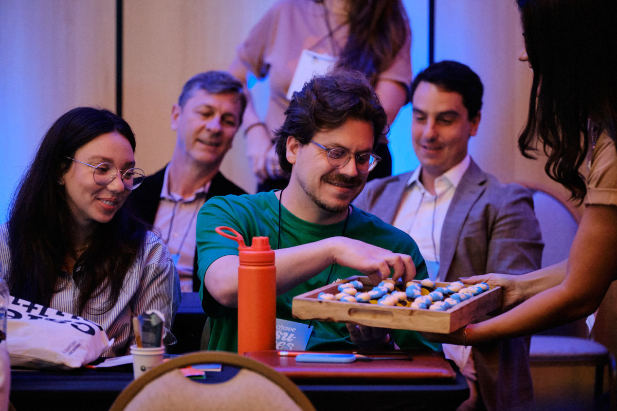 brindes sendo entregues na Convenção de Franqueados do Café Cultura 2025