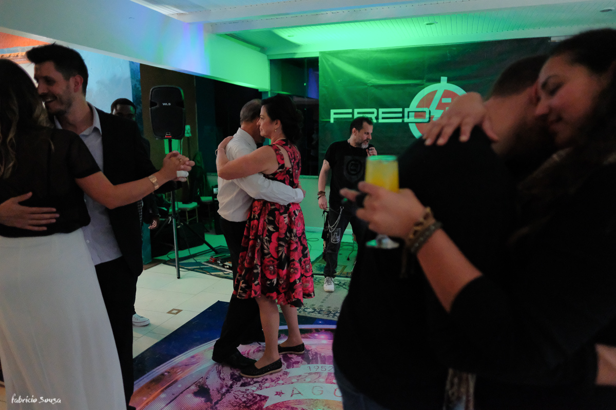 Marcos Aguiar dança com sua esposa Laura Petry em sua festa de aniversário na ELASE