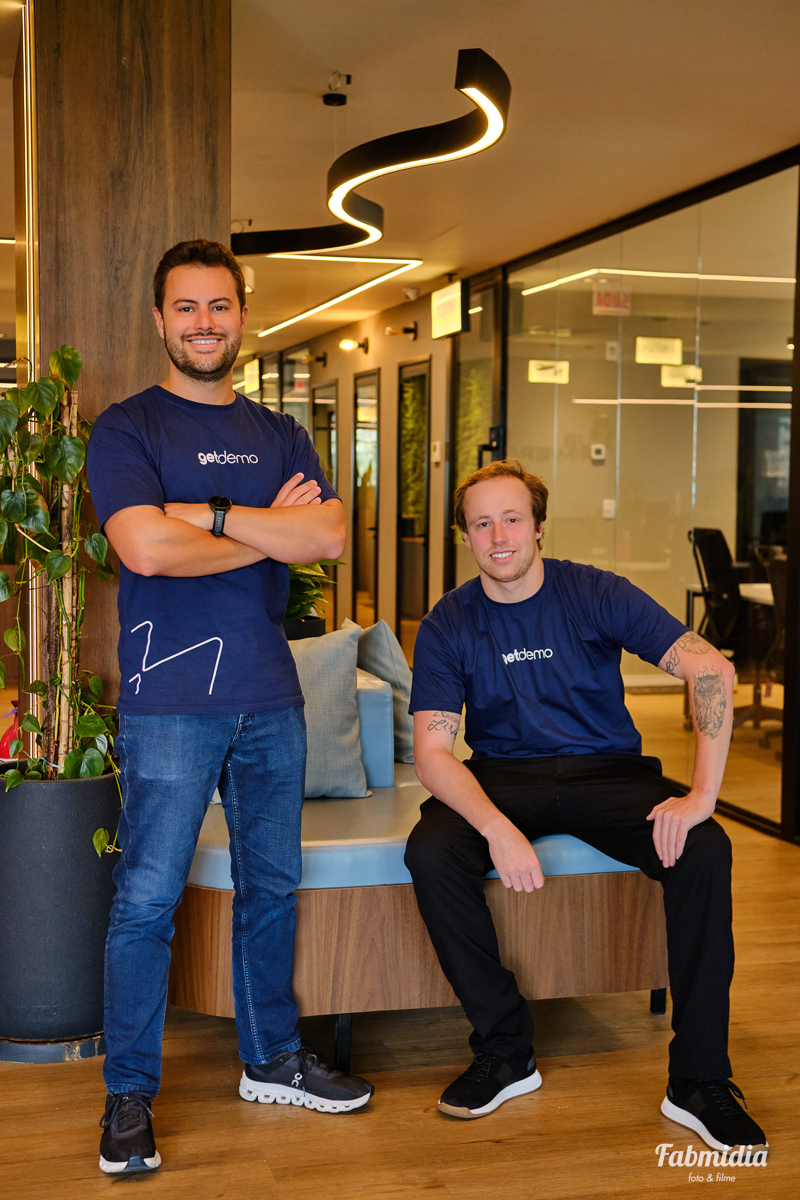 retrato dos sócios da Getdemo Vitor Oliveira e Matheus Weigand no Hub Primavera Passeio Primavera ACATE-SC Florianopolis