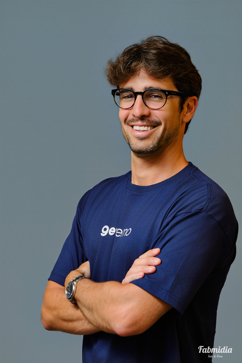 retrato individual de colaborador com fundo neutro para uso em assinatura de e-mail, foto de perfil de linkedin