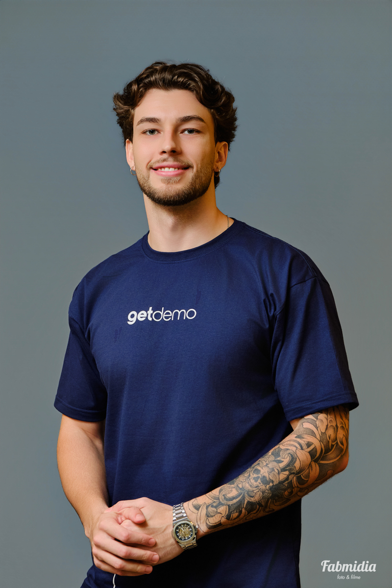 retrato individual de colaborador com fundo neutro para uso em assinatura de e-mail, foto de perfil de linkedin