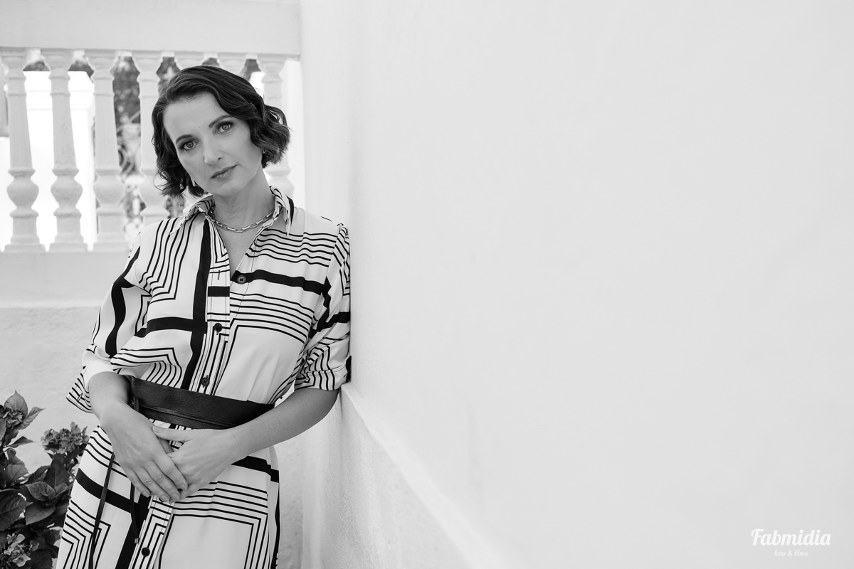 Retrato Alice Tenfen cantora e musicista no Delfino 146 em Florianópolis