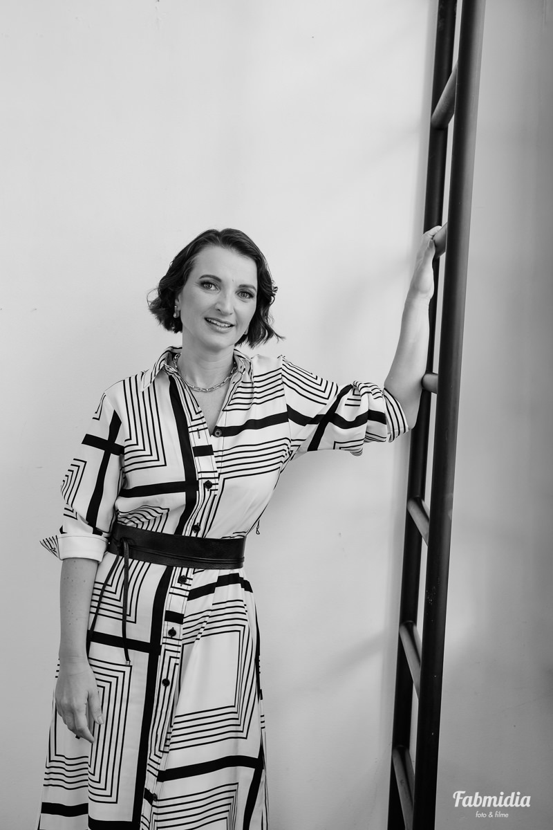 Retrato Alice Tenfen cantora e musicista no Delfino 146 em Florianópolis