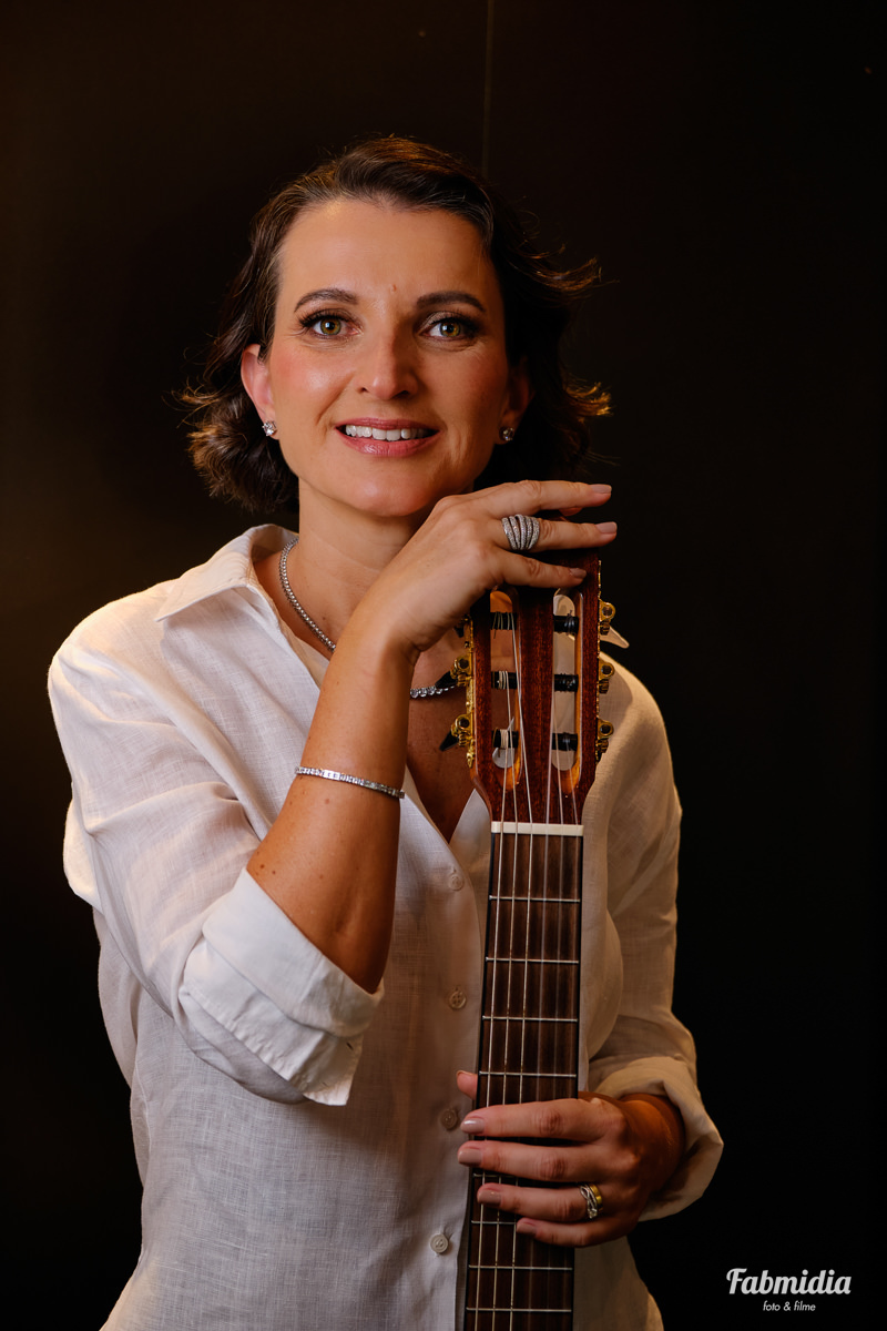 Retrato Alice Tenfen cantora e musicista no Delfino 146 em Florianópolis