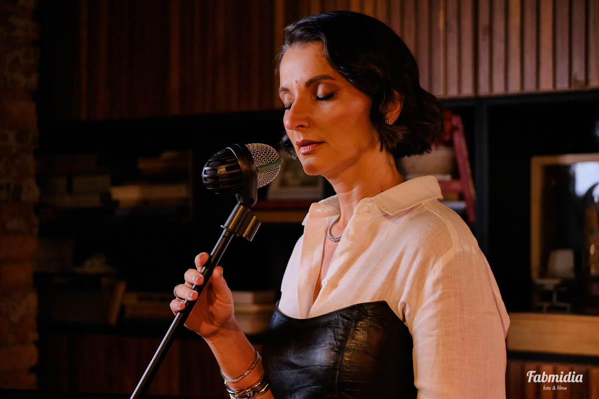Retrato Alice Tenfen cantora e musicista no Delfino 146 em Florianópolis