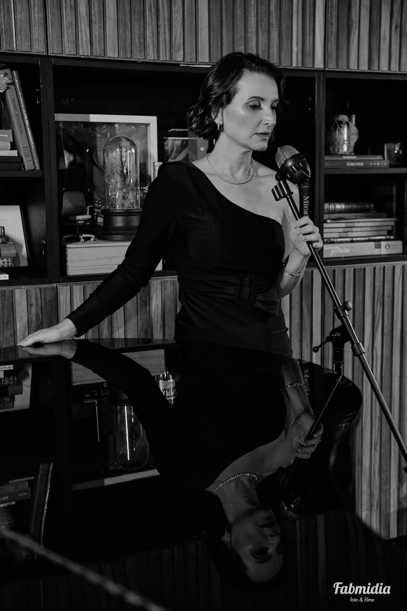 Retrato Alice Tenfen cantora e musicista no Delfino 146 em Florianópolis