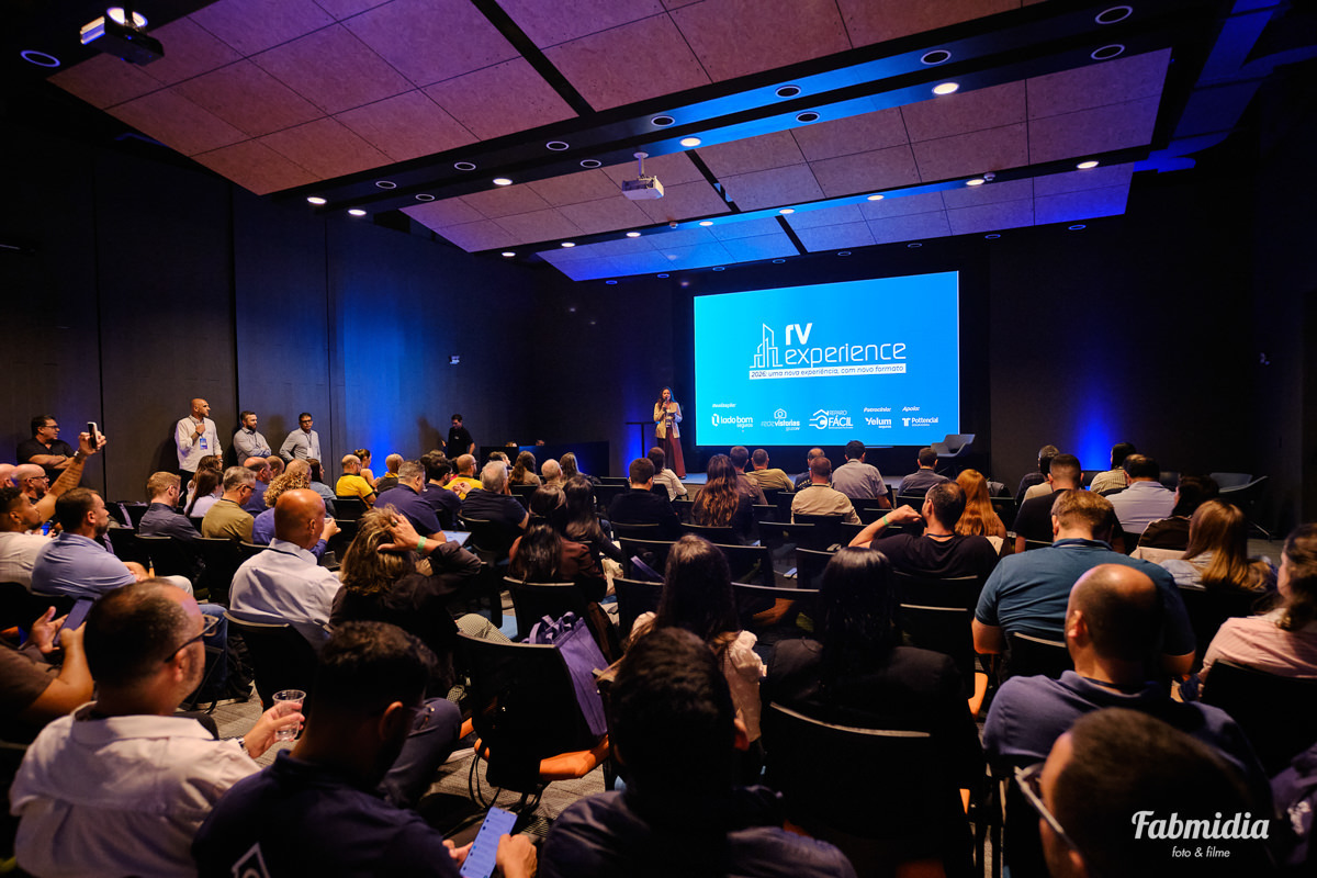 RV Experience 2026 convenção de franquados Lado Bom Seguros Rede Vistorias e Reparo Facil no Sapiens Parque Florianopolis Santa Catarina no palco Sara Brum