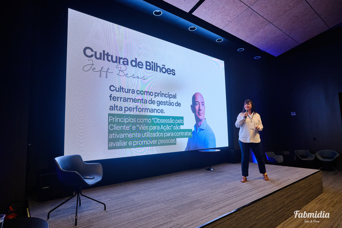 RV Experience 2026 convenção de franquados Lado Bom Seguros Rede Vistorias e Reparo Facil no Sapiens Parque Florianopolis Santa Catarina no palco Vanessa Milis