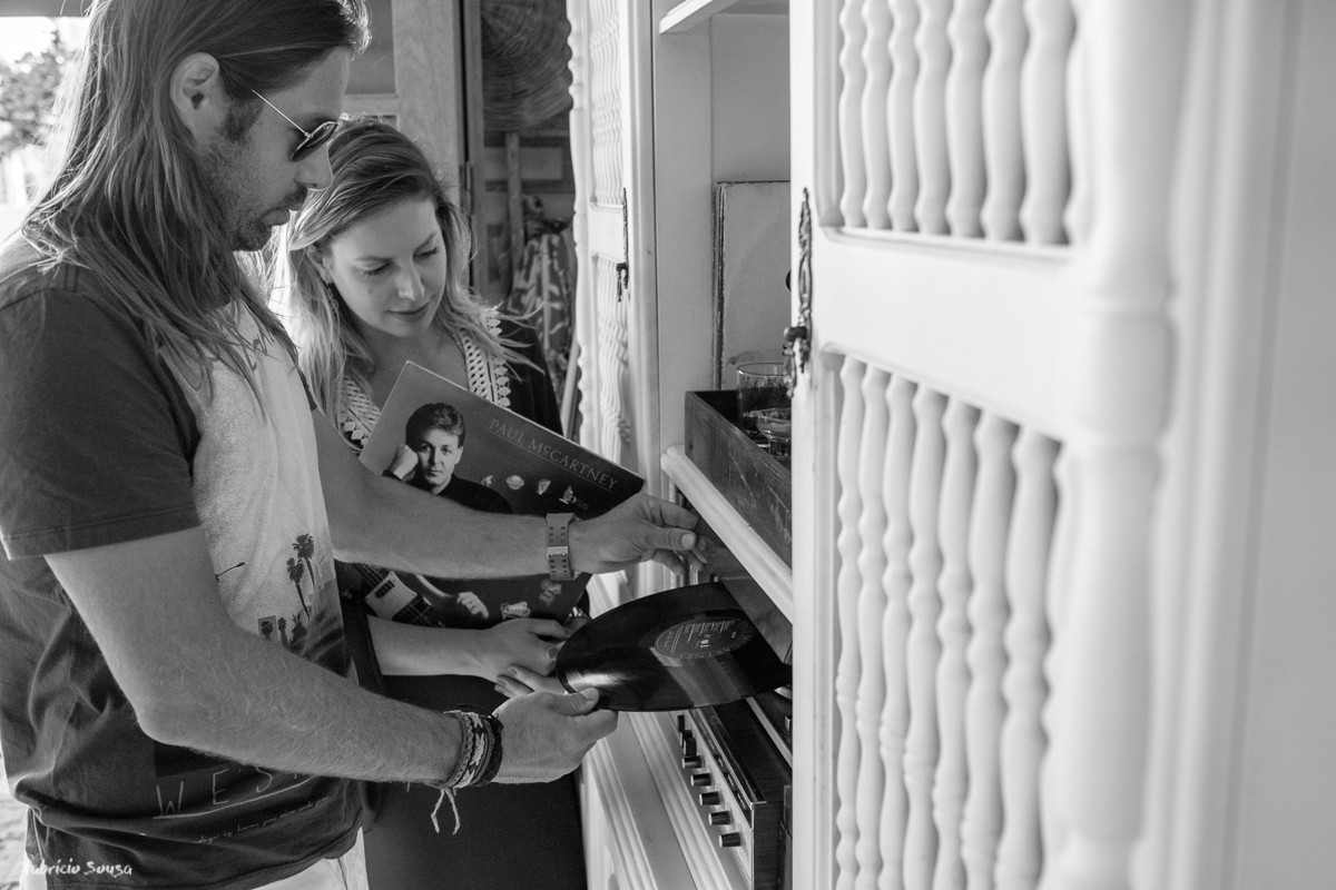 casal roqueiro escutando disco de vinil em casa em ensaio fotográfico pre-casamento lifestyle