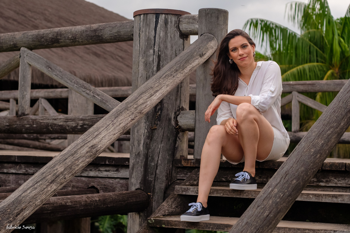 book ou ensaio fotográfico feminino Luiza Montenegro Duarte sentada na escada no Mangal das Garças, parque ecológico de Belém do Pará