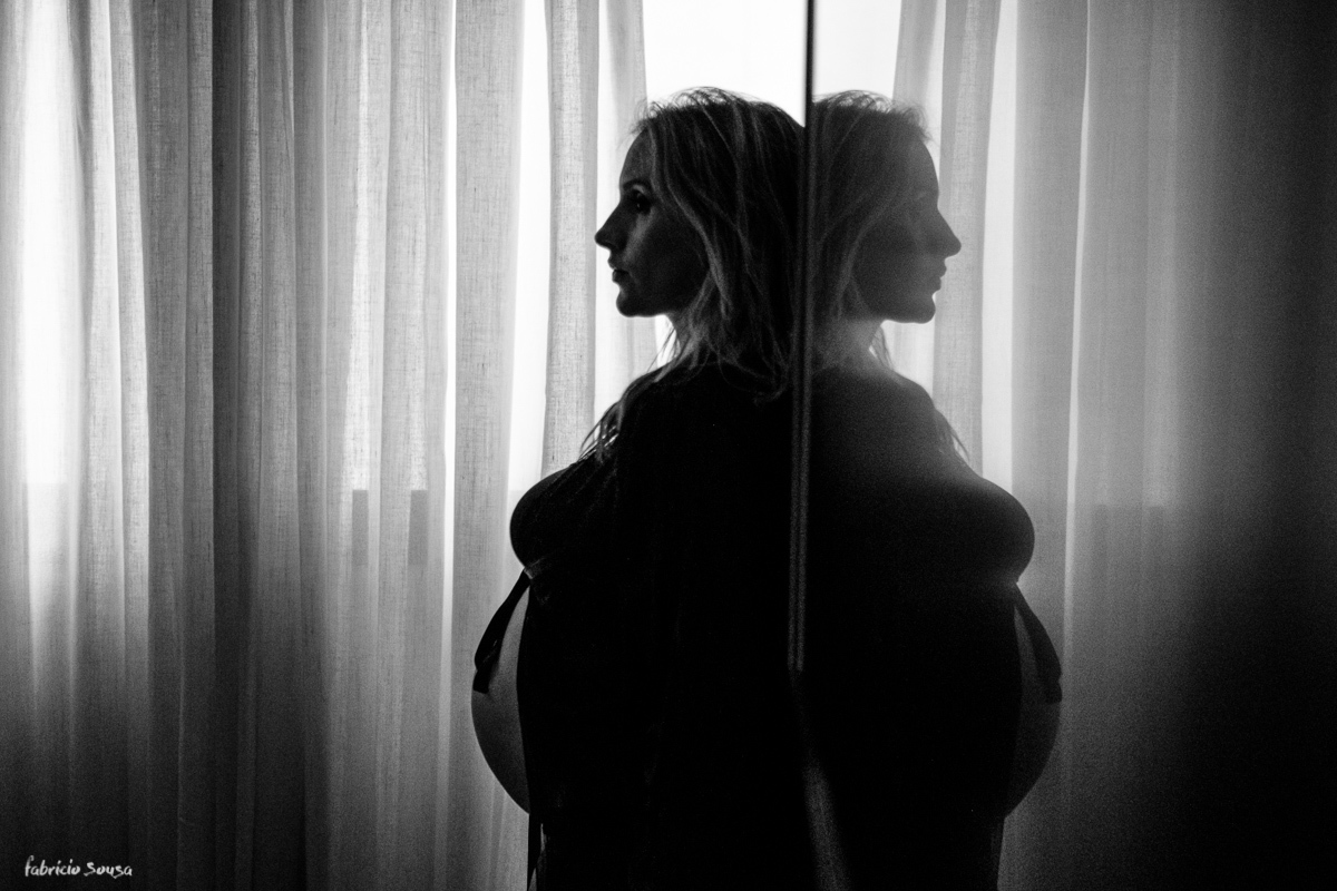 silhueta da gestante Ciça em ensaio fotográfico de grávida em casa