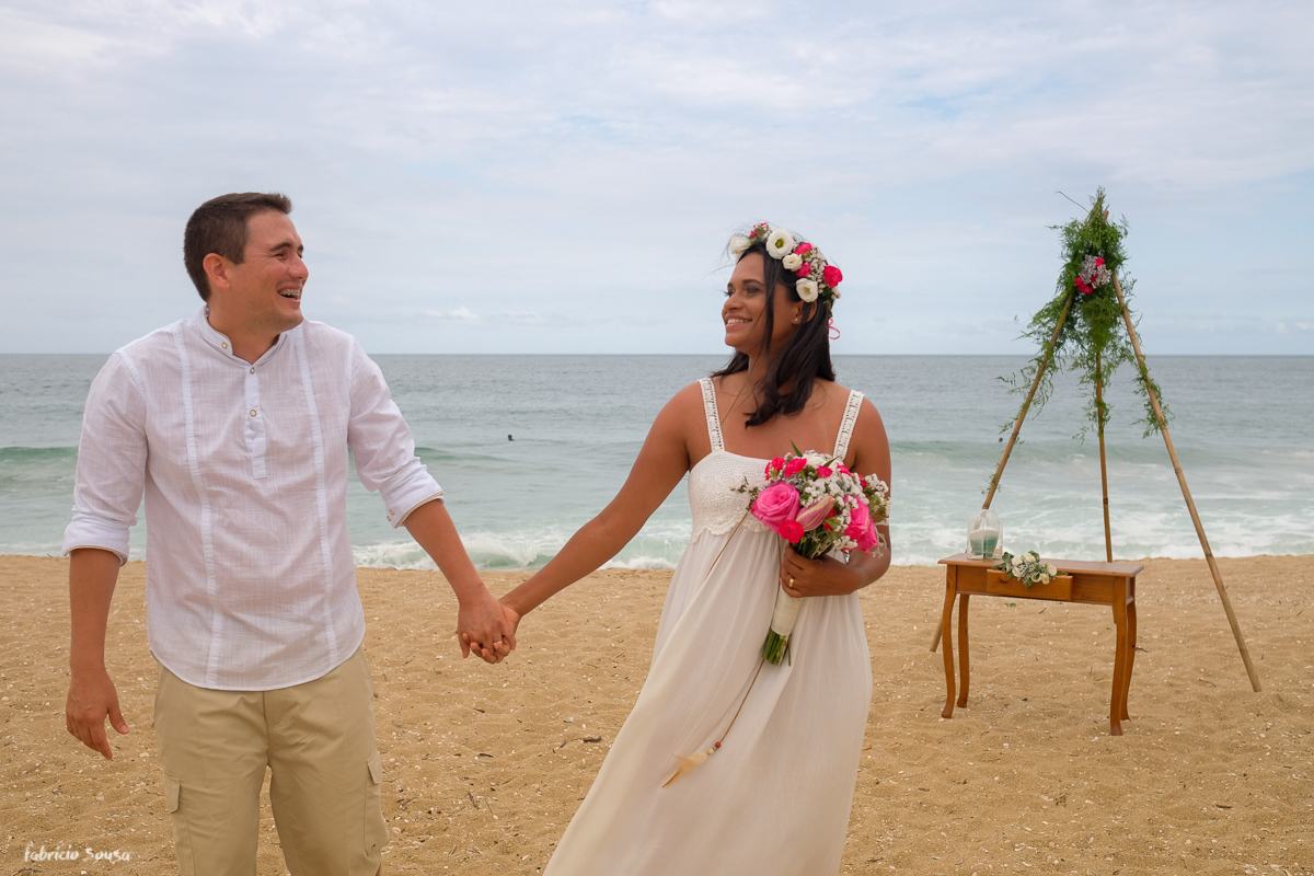 a troca de olhares dos noivos felizes logo após o casamento