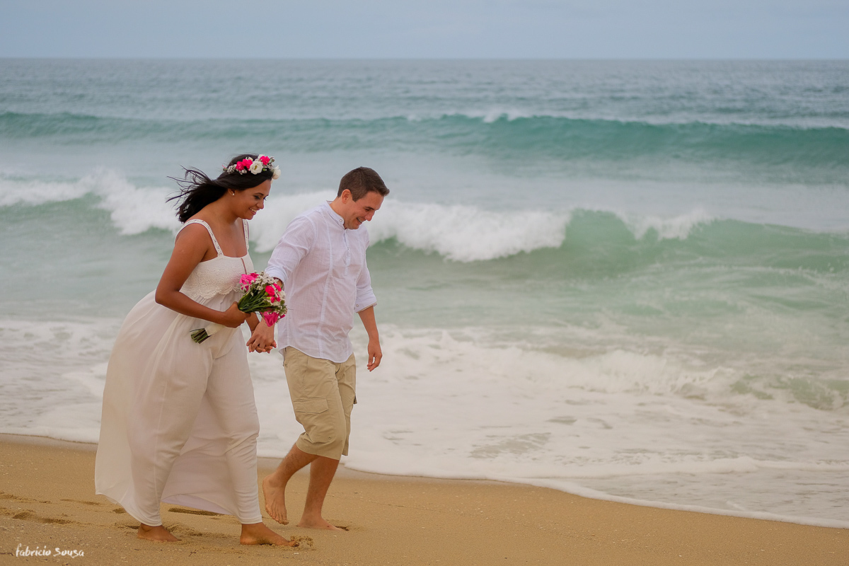 noivos caminhando na praia no ensaio pós-casamento enlopement wedding