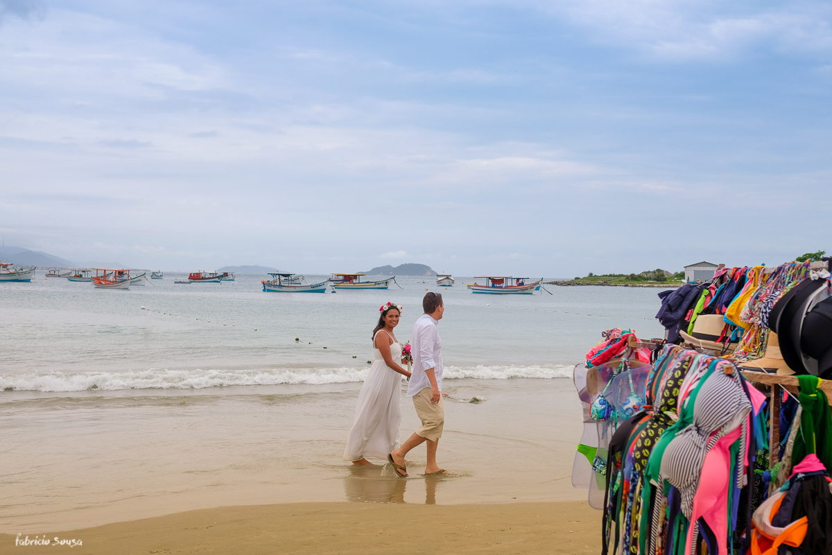 caminhando na areia em meio aos vendedores ambulantes da praia da Armação sul de Floripa