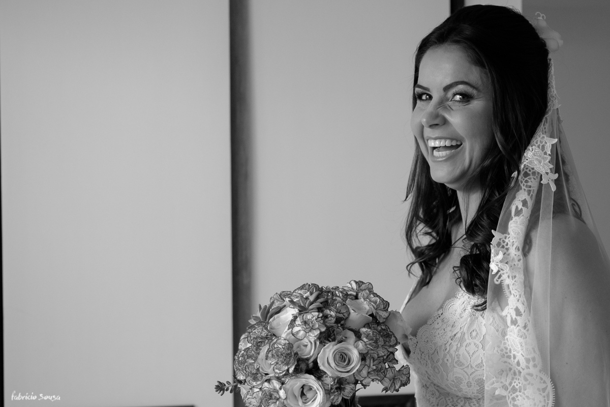 a noiva feliz e nervosa momentos antes de casar. cabelo e maquiagem Maira Muller